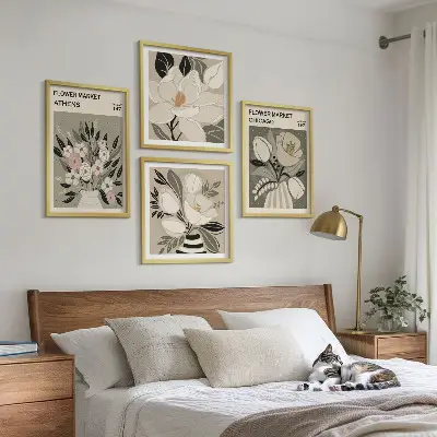 Tavelvägg med 4 tavlor med motiv av retroblommor från olika städer