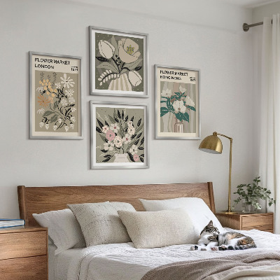 Tavelvägg ovanför soffa Blommiga illustrationer London Hongkong