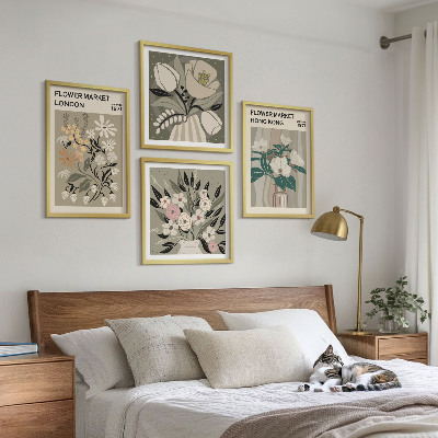 Tavelvägg ovanför soffa Blommiga illustrationer London Hongkong