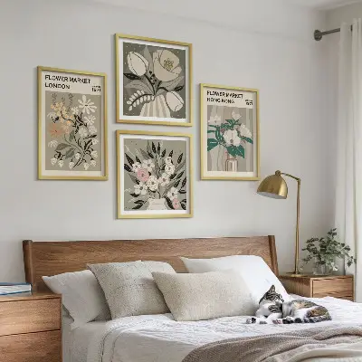 Tavelvägg med blommiga illustrationer motiv från London och Hongkong