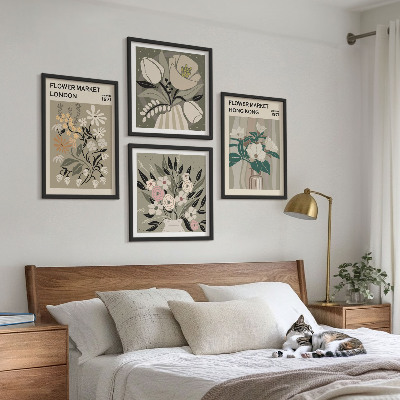 Tavelvägg ovanför soffa Blommiga illustrationer London Hongkong