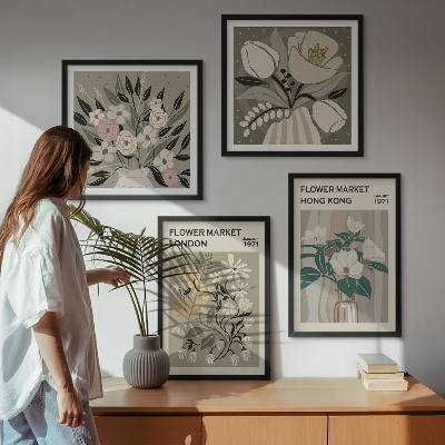 Tavelvägg ovanför soffa Blommiga illustrationer London Hongkong