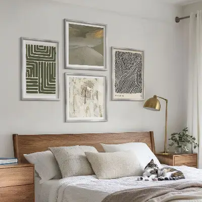 Tavelvägg formmönster i gröna nyanser ovanför soffa