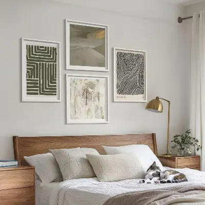 Tavelvägg formmönster i gröna nyanser ovanför soffa