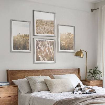 Tavelvägg ovanför soffa landskap gräs blommor värme