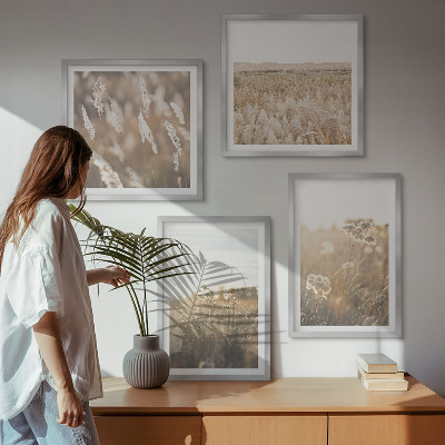 Tavelvägg ovanför soffa landskap gräs blommor värme