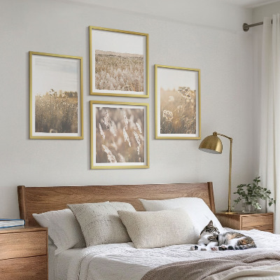 Tavelvägg ovanför soffa landskap gräs blommor värme