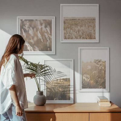 Tavelvägg ovanför soffa landskap gräs blommor värme