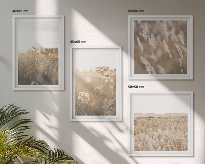 Tavelvägg ovanför soffa landskap gräs blommor värme