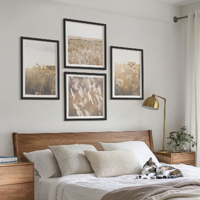 Tavelvägg ovanför soffa landskap gräs blommor värme
