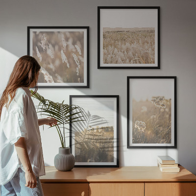 Tavelvägg ovanför soffa landskap gräs blommor värme