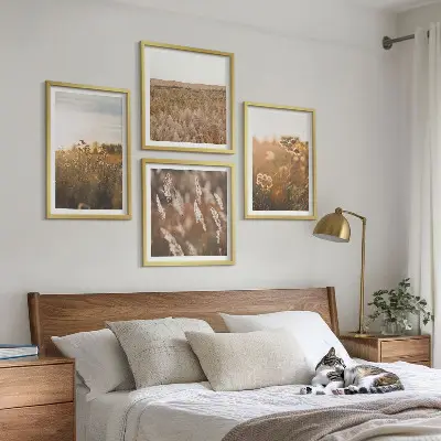 Tavelvägg med 4 tavlor med motiv av sommarängar i solnedgång