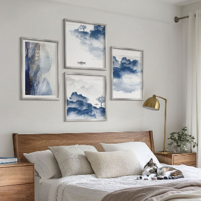 Tavelvägg ovanför soffa Berg, moln, träd, fåglar i bakgrunden