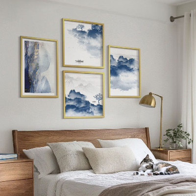 Tavelvägg ovanför soffa Berg, moln, träd, fåglar i bakgrunden