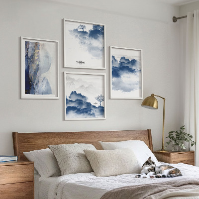 Tavelvägg ovanför soffa Berg, moln, träd, fåglar i bakgrunden