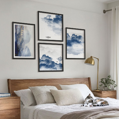 Tavelvägg ovanför soffa Berg, moln, träd, fåglar i bakgrunden