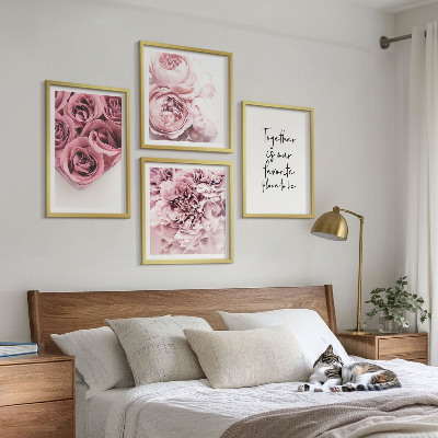 Tavelvägg ovanför soffa Blommor buketter av rosor hem inskription