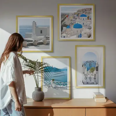 Tavelvägg med motiv av byggnader vid Vita havet i Grekland tavelvägg ovanför soffa