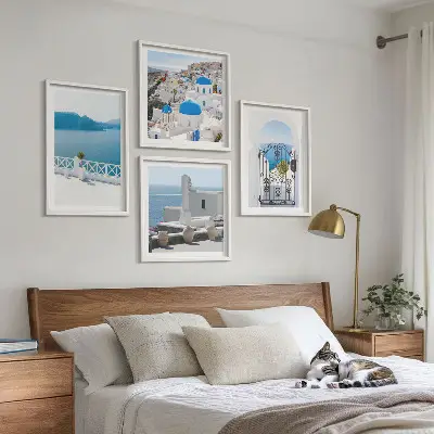 Tavelvägg med motiv av byggnader vid Vita havet i Grekland tavelvägg ovanför soffa