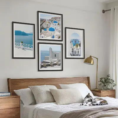 Tavelvägg med motiv av byggnader vid Vita havet i Grekland tavelvägg ovanför soffa