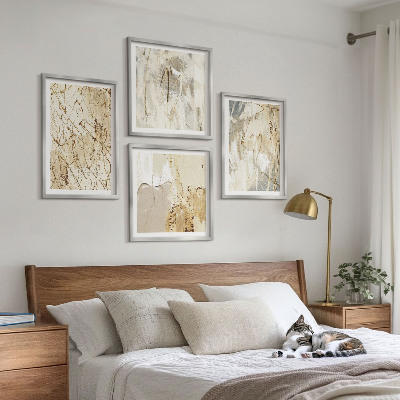 Tavelvägg ovanför soffa Beige abstrakta former linjer