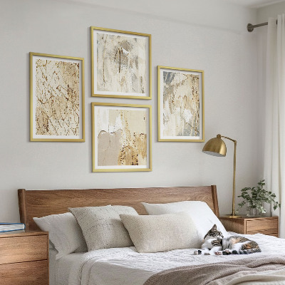Tavelvägg ovanför soffa Beige abstrakta former linjer