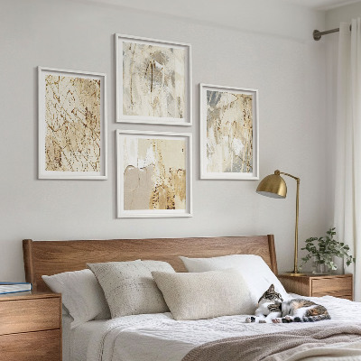 Tavelvägg ovanför soffa Beige abstrakta former linjer