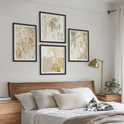 Tavelvägg ovanför soffa Beige abstrakta former linjer