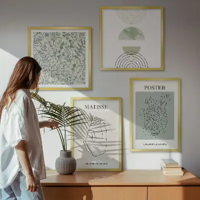 Tavelvägg med 4 tavlor med motiv av linjer och växtmönster i minimalistisk stil