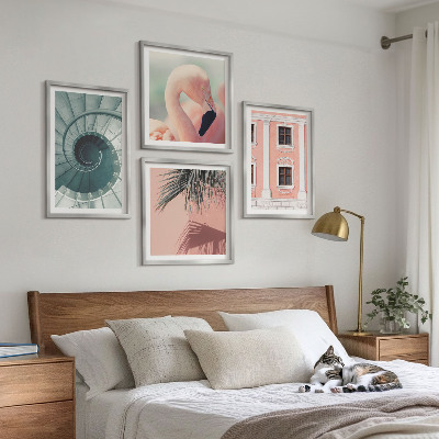 Tavelvägg ovanför soffa Arkitekturpastellmönster