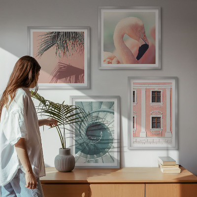 Tavelvägg ovanför soffa Arkitekturpastellmönster