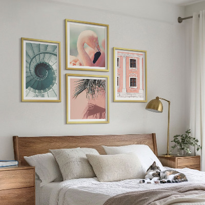 Tavelvägg ovanför soffa Arkitekturpastellmönster