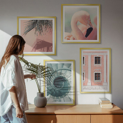 Tavelvägg ovanför soffa Arkitekturpastellmönster