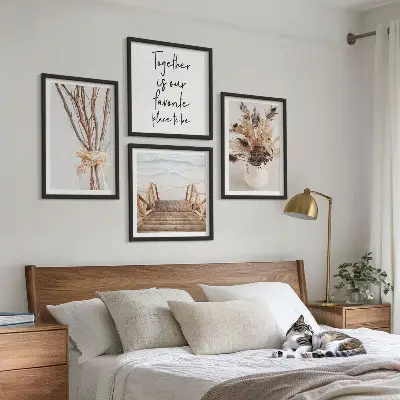 Tavelvägg med 4 motiv minimalistiska blommor och grenar i naturlig stil