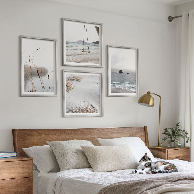 Tavelvägg ovanför soffa Vegetation vid vattnet på sommaren