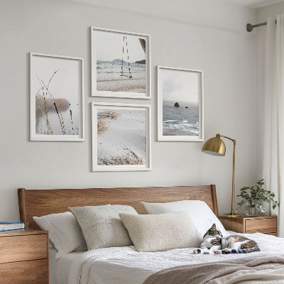 Tavelvägg ovanför soffa Vegetation vid vattnet på sommaren