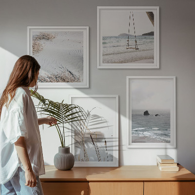 Tavelvägg ovanför soffa Vegetation vid vattnet på sommaren