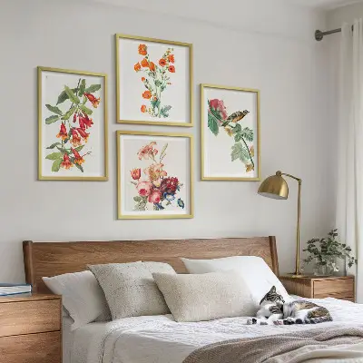 Tavelvägg med 4 tavlor med motiv av målade retroblommor och fåglar