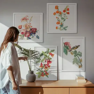 Tavelvägg med 4 tavlor med motiv av målade retroblommor och fåglar