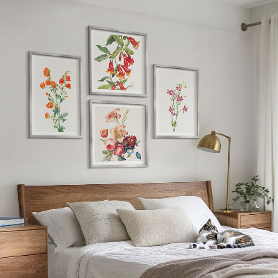 Tavelvägg ovanför soffa Blommor målade i retrostil