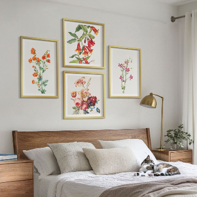 Tavelvägg ovanför soffa Blommor målade i retrostil