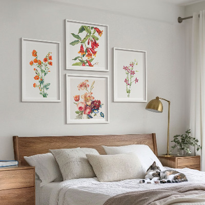 Tavelvägg ovanför soffa Blommor målade i retrostil