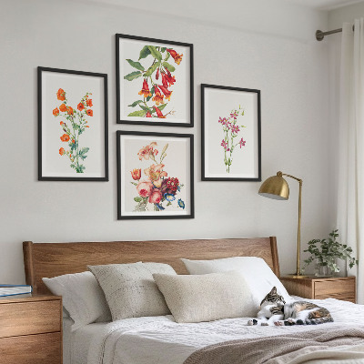 Tavelvägg ovanför soffa Blommor målade i retrostil