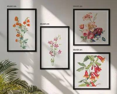 Tavelvägg med blommotiv målade i retrostil ovanför soffa