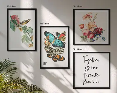 Tavelvägg med 4 tavlor med motiv av blommor, fjärilar och fåglar i pastellfärger