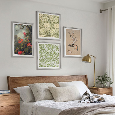 Tavelvägg ovanför soffa Blommor och fåglar i naturliga omgivningar