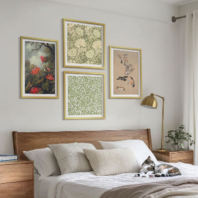 Tavelvägg ovanför soffa Blommor och fåglar i naturliga omgivningar