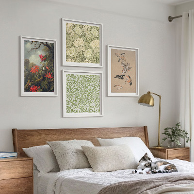 Tavelvägg ovanför soffa Blommor och fåglar i naturliga omgivningar