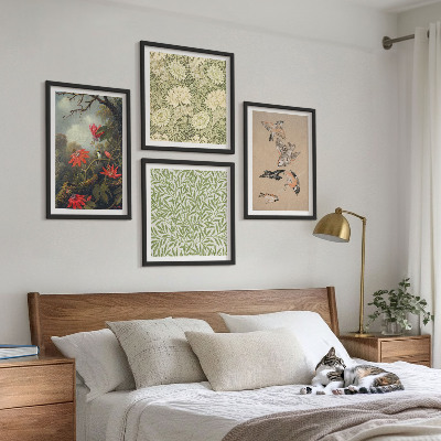 Tavelvägg ovanför soffa Blommor och fåglar i naturliga omgivningar