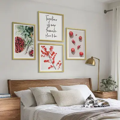 Tavelvägg med 4 tavlor med motiv av röda frukter i minimalistisk stil